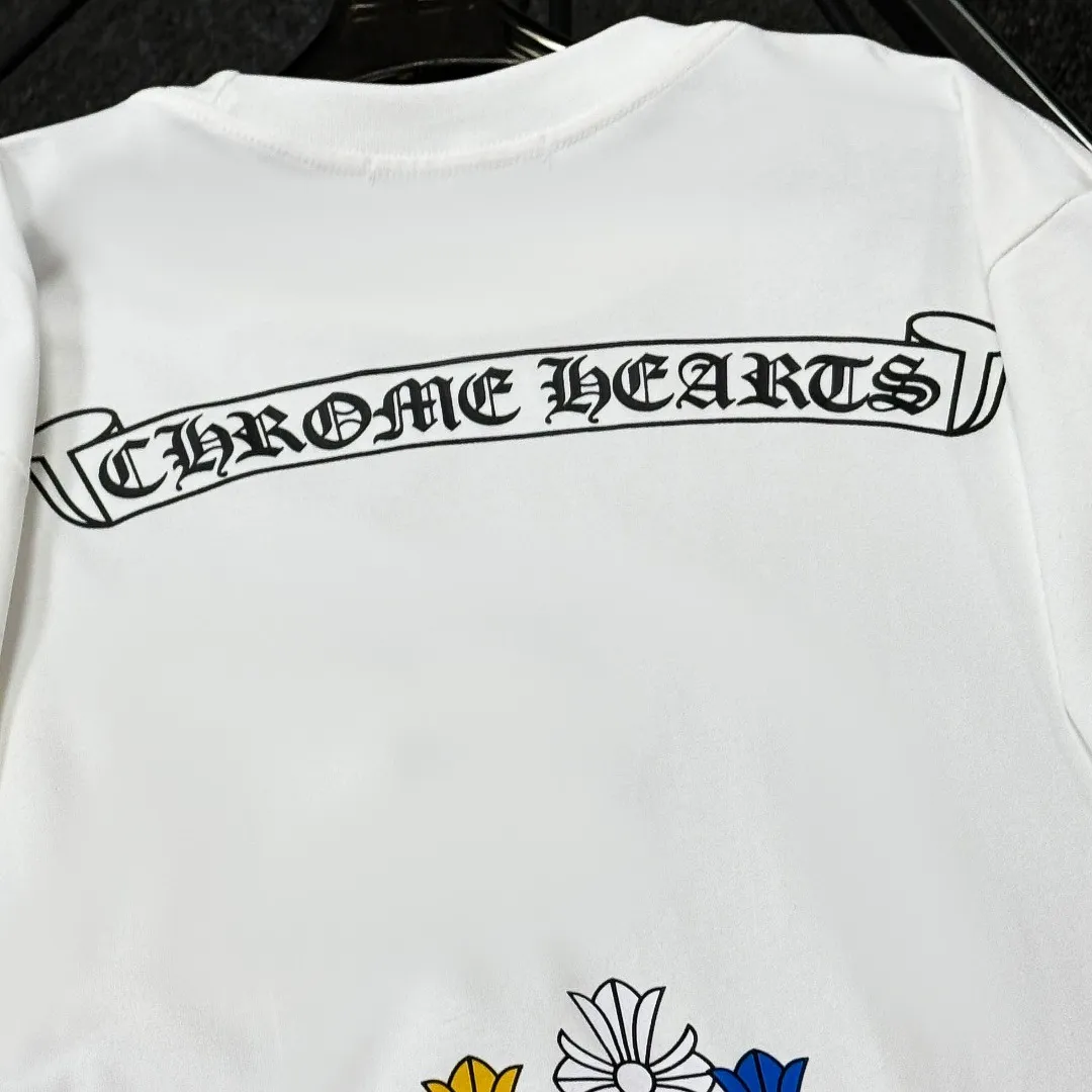 P180 Chrome Hearts Chrome Hearts 25 high version. The fabric is made of 300 grams of high-density cotton. It does not deform or shrink. It has three labels. It is the same style for men and women. Technology: Digital printing. Color: White. Black. SIZE: S-XL.